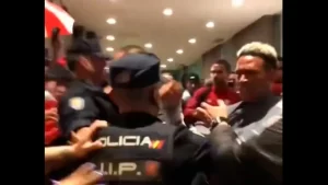 Vídeo: Jogadores do Peru se desentendem com policiais na Espanha