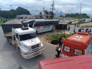 Ônibus e carreta colidem próximo a barreira de Manaus