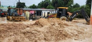 34 famílias são retiradas de área de risco após queda de barranco em Manaus