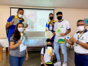 Em Manaus, alunos da rede pública produzem papel artesanal e biodegradável