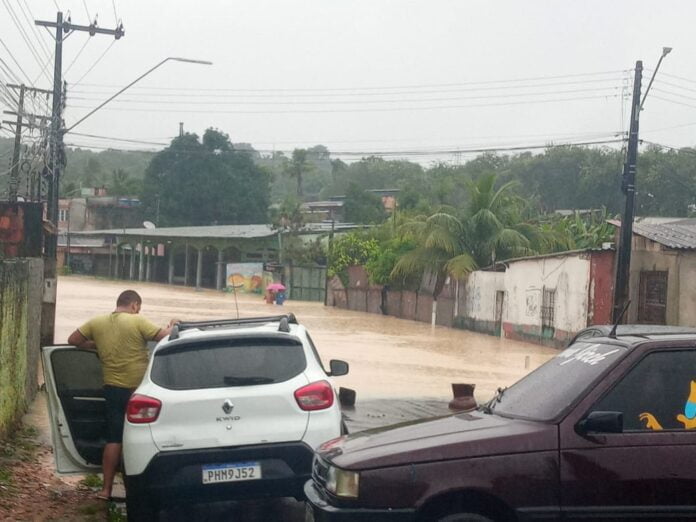 Carro parado na avenida Itacolomy, na Comunidade da Sharp, que está toda alagada