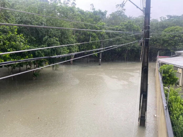 VÍDEOS: Chuva de domingo provoca alagações e ocorrências em Manaus