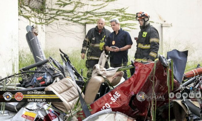 Helicóptero cai no Centro de São Paulo e deixa quatro mortos