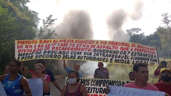 Moradores protestam em ramal de Manaus após pai e filha morrerem