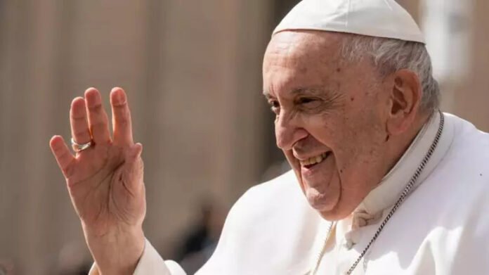 Vaticano diz que Papa está melhorando e trabalha do hospital