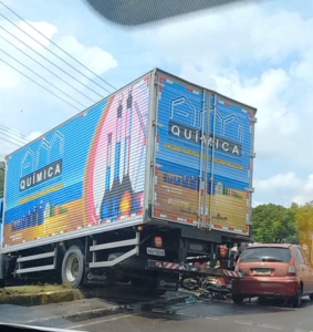 VÍDEO: Caminhão-baú invade canteiro na Av. Efigênio Salles