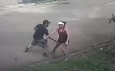 VÍDEO: Sem pudor, homem tenta passar mão nas partes íntimas de mulher no meio da rua