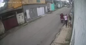 Câmeras registram momento em que mulher leva coronhada de assaltantes no bairro Da Paz