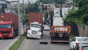 Trânsito: Pneu solta de carreta e causa congestionado em avenida de Manaus