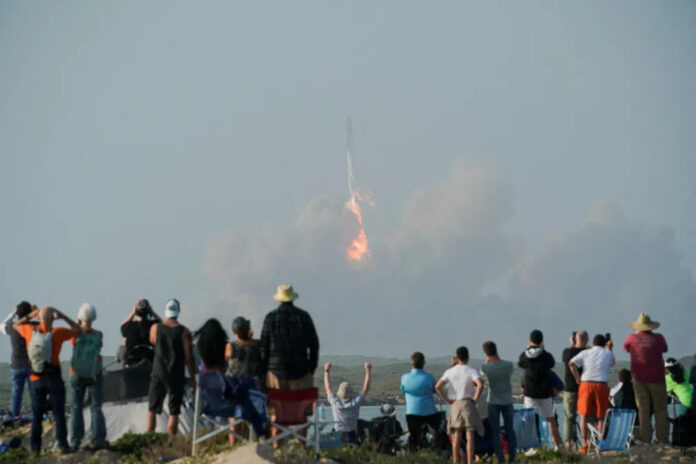 Superfoguete de Elon Musk explode minutos após o lançamento