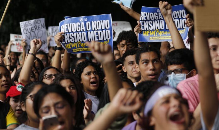 MEC vai suspender Novo Ensino Médio e mudanças no Enem