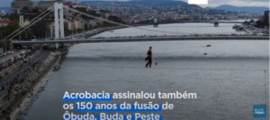 László Simet Jr cruza o rio Danúbio numa corda bamba