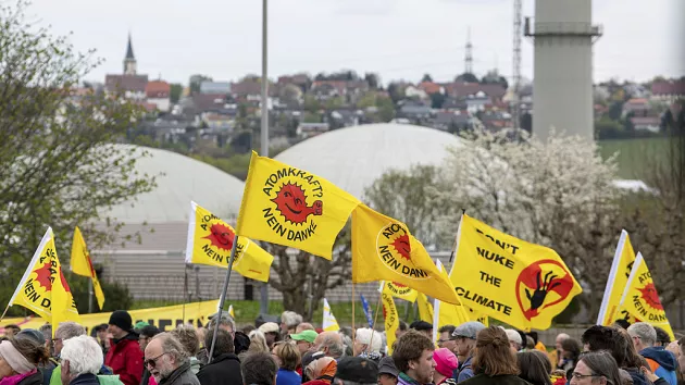 Manifestantes festejam fim da produção de energia nuclear na Alemanha