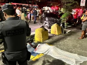 BMW fura sinal vermelho e bate em Ford KA causando a morte de uma mulher
