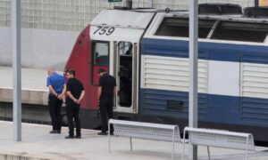 Homens descem de trem e fazem dois minutos de silêncio em Tel Aviv