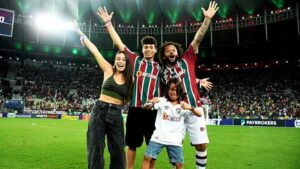 Marcelo e seus filhos no gramado do Maracanã