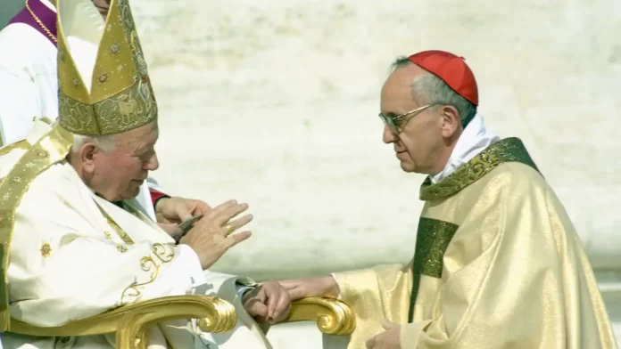 O papa João Paulo II recebe o então arcebispo de Buenos Aires, Jorge Mario Bergoglio