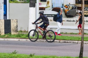 Ciclista passeia por rua de Manaus