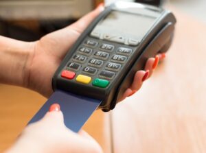 Procon-AM alerta consumidores para golpe do cartão trocado