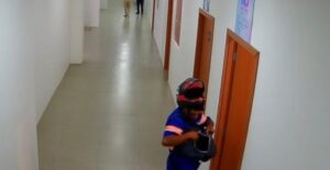 VÍDEO: Veja momento em que criminosos assaltam loja de celulares em Manaus