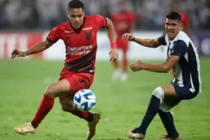 Athletico-PR empata com um a menos na estreia da Libertadores