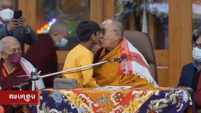 Dalai Lama pede desculpas após repercussão de vídeo onde beija um menino