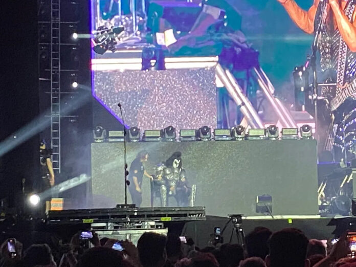 VÍDEO: Baixista do Kiss passa mal com o calor e interrompe show