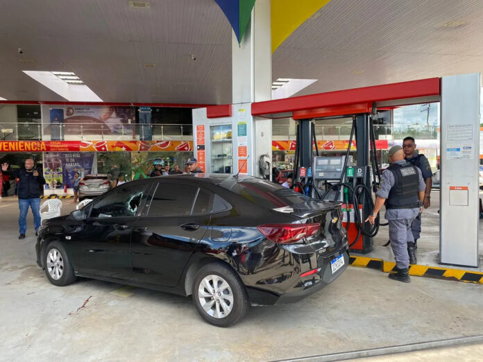 VÍDEO: Homem é baleado e morre em posto na Torquato Tapajós