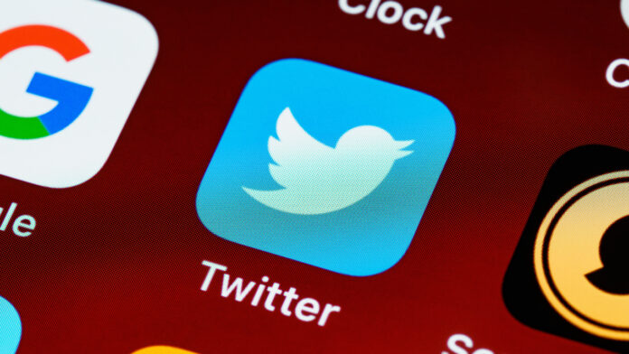 Twitter apaga mais de 400 posts com ameaças a escolas após críticas do Governo