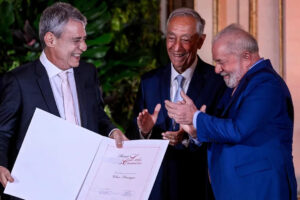 Chico Buarque recebe prêmio em Portugal e alfineta Bolsonaro