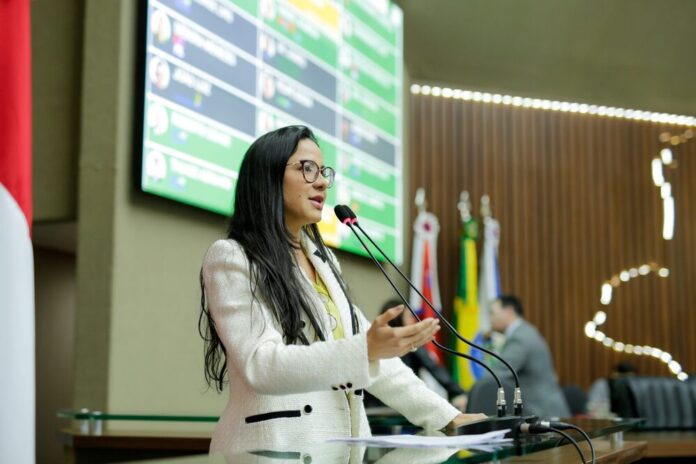 Dra. Mayara cria PL para garantir vagas na UEA a estudantes amazonenses