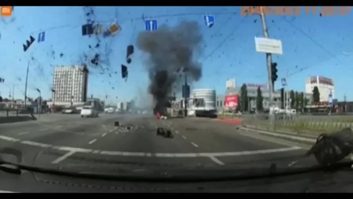 VEJA VÍDEO: Pedaço de míssil quase atinge carro ao cair em estrada na Ucrânia