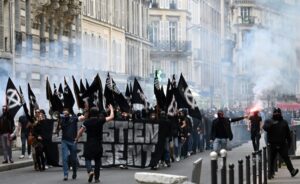 França proíbe manifestações de grupos de extrema direita