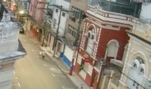 VÍDEO: Homem rouba botijão de gás e desce pelo lado de fora de prédio
