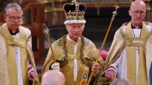 Rei Charles III durante sua cerimônia de coroação na Abadia de Westminster