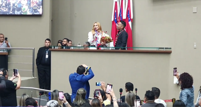 Com homenagens e cantoria, Joelma recebe título de cidadã amazonense