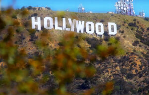 Roteiristas de Hollywood entram em greve, ameaçando filmes e séries