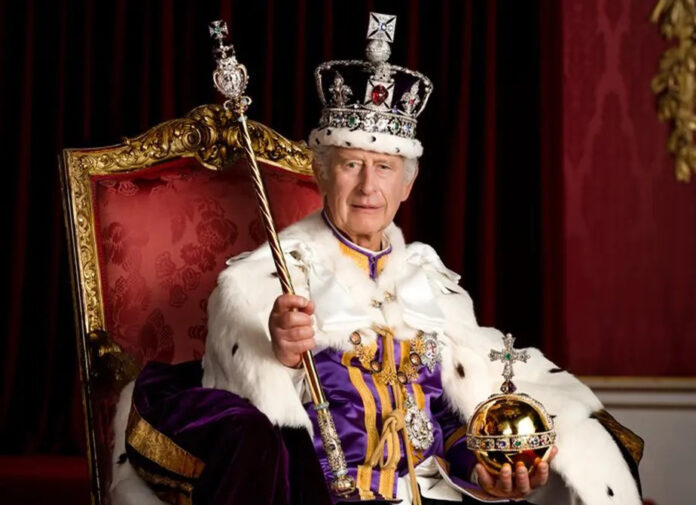 Família real britânica divulga 1ª foto oficial do rei Charles coroado