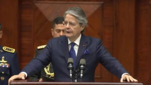 Presidente do Equador, ameaçado por impeachment, dissolve parlamento