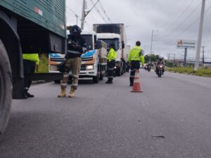 Em Manaus, 32 veículos são autuados durante operação Carga Pesada