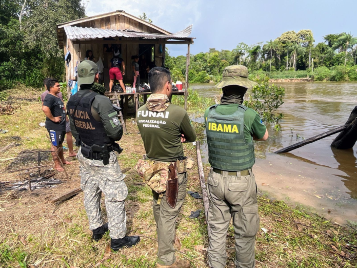 Operação do IBAMA neutraliza 43 dragas usadas em garimpo ilegal no AM