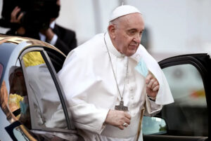 Papa Francisco é internado para fazer uma cirurgia no intestino