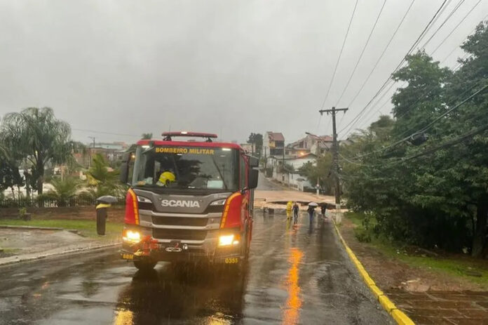 Ciclone atinge RS; 1 morto e 5 desaparecidos já são contabilizados