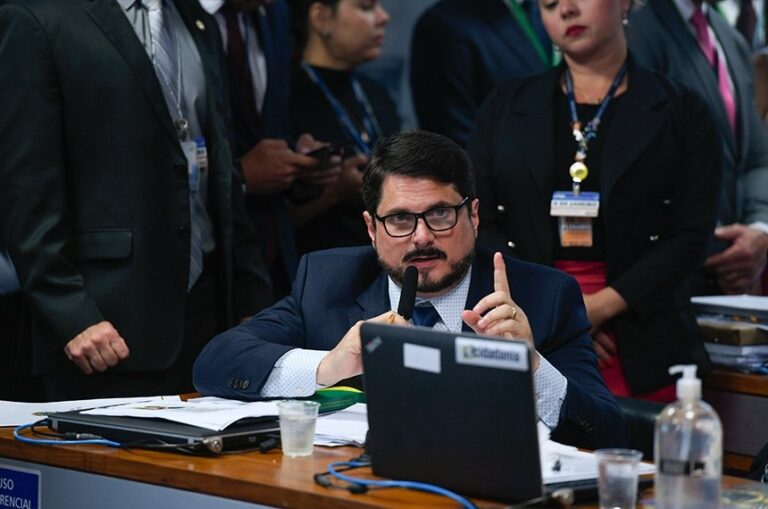 Marcos do Val se licencia do mandato e será substituído na CPMI