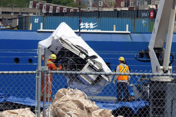 VÍDEOS: Veja primeiras imagens dos restos do submarino Titan chegando a porto