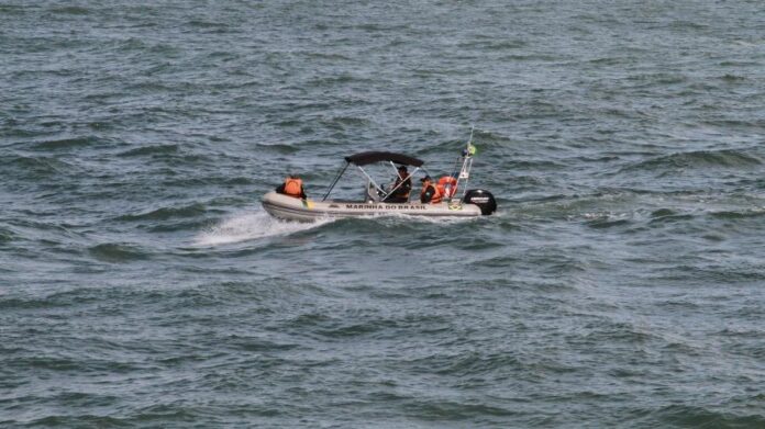 Barco naufraga no litoral de SC; 12 pessoas estão desaparecidas