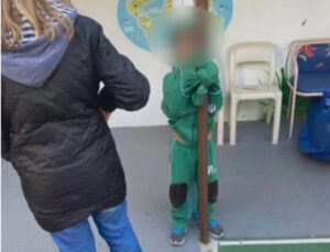 Criança é fotografada amarrada em poste em escola de SP