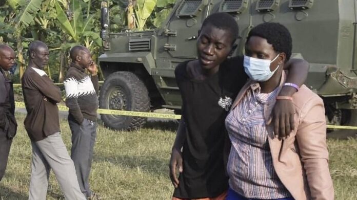 Ataque a escola de Uganda deixa 41 mortos, a maioria estudantes