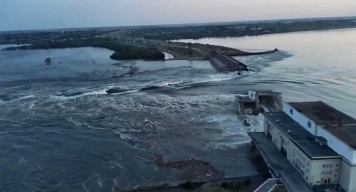 Ataque destrói represa na Ucrânia e ameaça usina nuclear