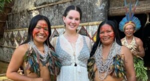 VEJA VÍDEO: Lana Del Rey visita aldeia indígena em Manaus